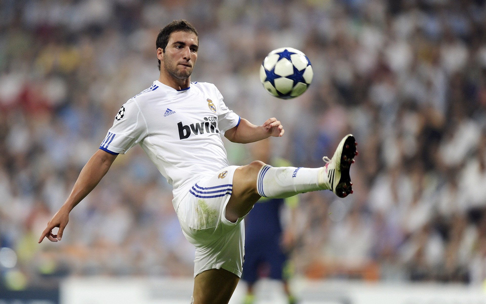 西亚卡姆末节爆发成关键先生，湖人逆转广东队展现冠军韧性